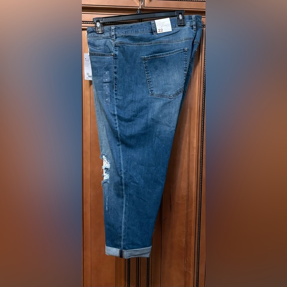 NWT Lane Bryant Essential Stretch Distressed Girlfriend Crop Size 22 - Picture 2 of 4